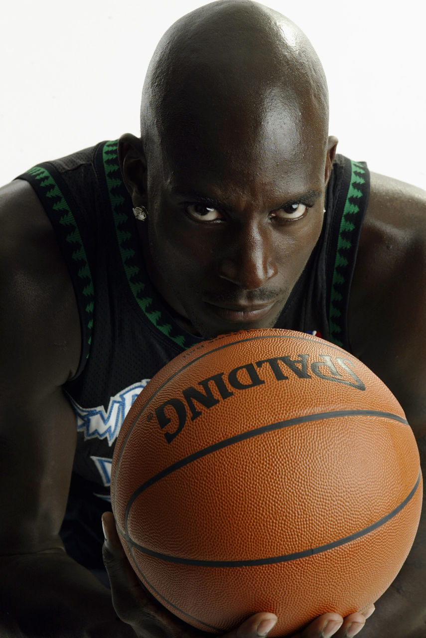 转折点明尼苏达森林狼队长鼓劲；荷甲关键时刻攻防权衡；目标明确；更衣室氛围转暖的简单介绍